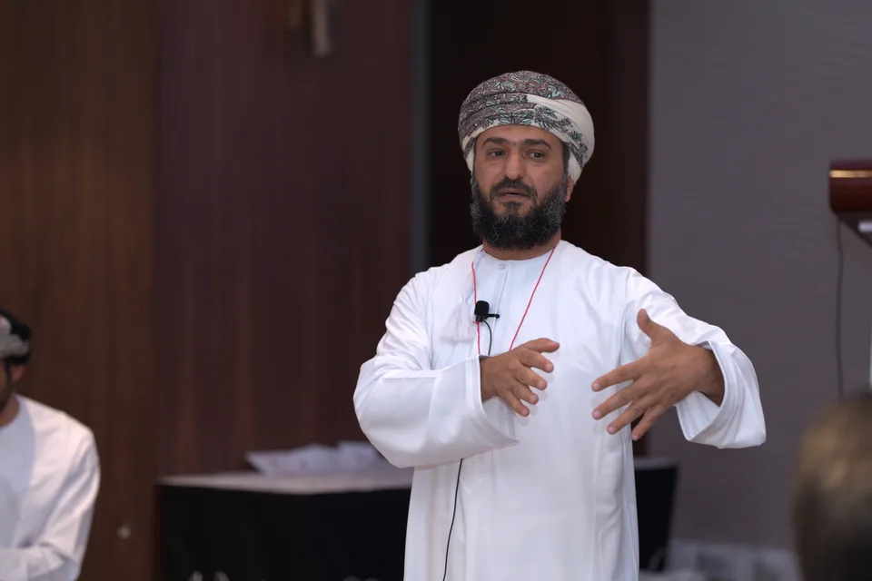 ناصر التوبي يشرح مفهومًا إداريًا